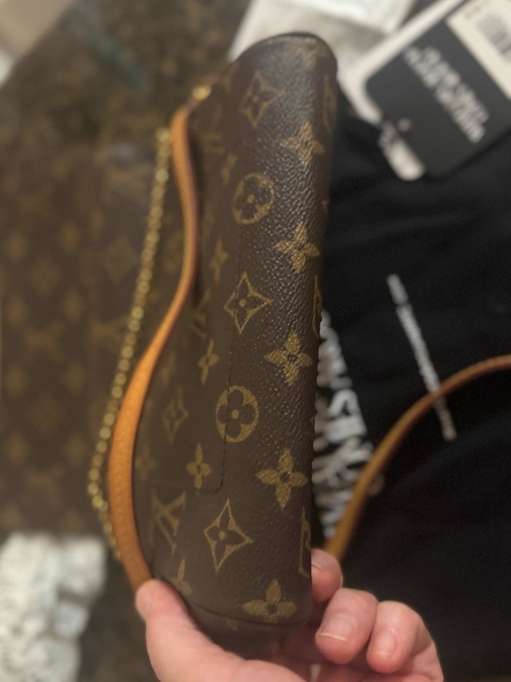 Louis Vuitton - Picture 5 of 6